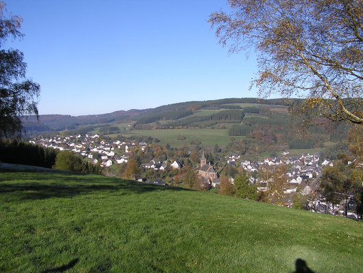 Von der Kapelle ein Blick auf Züschen.